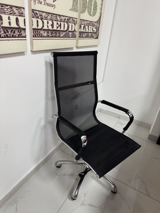 Офисное кресло с высокой сетчатой спинкой, отличное состояние