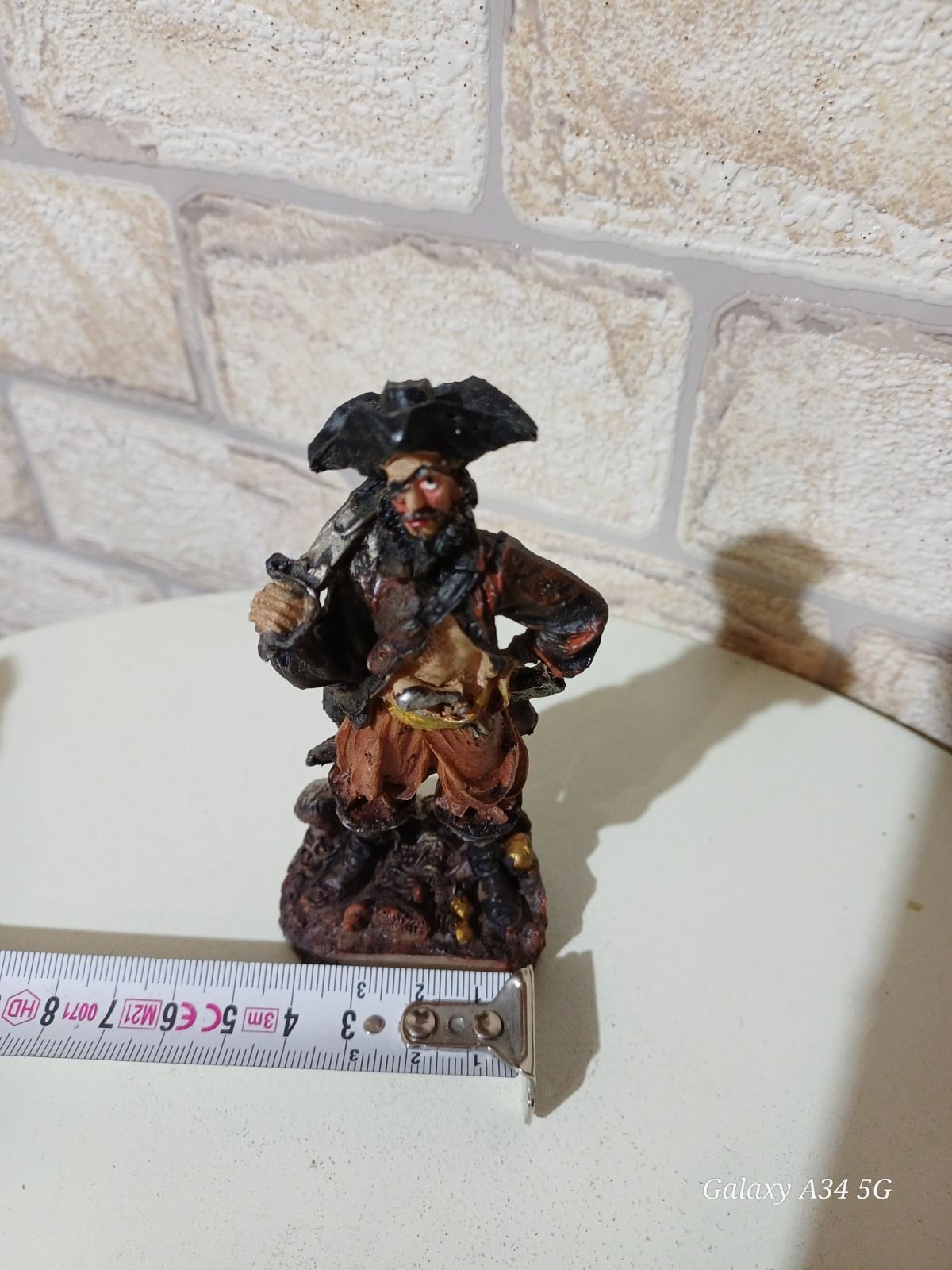 Статуетка на пират с меч в ръце
