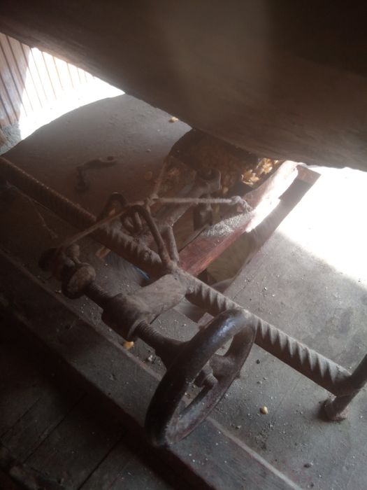 Vând moara cu pietre