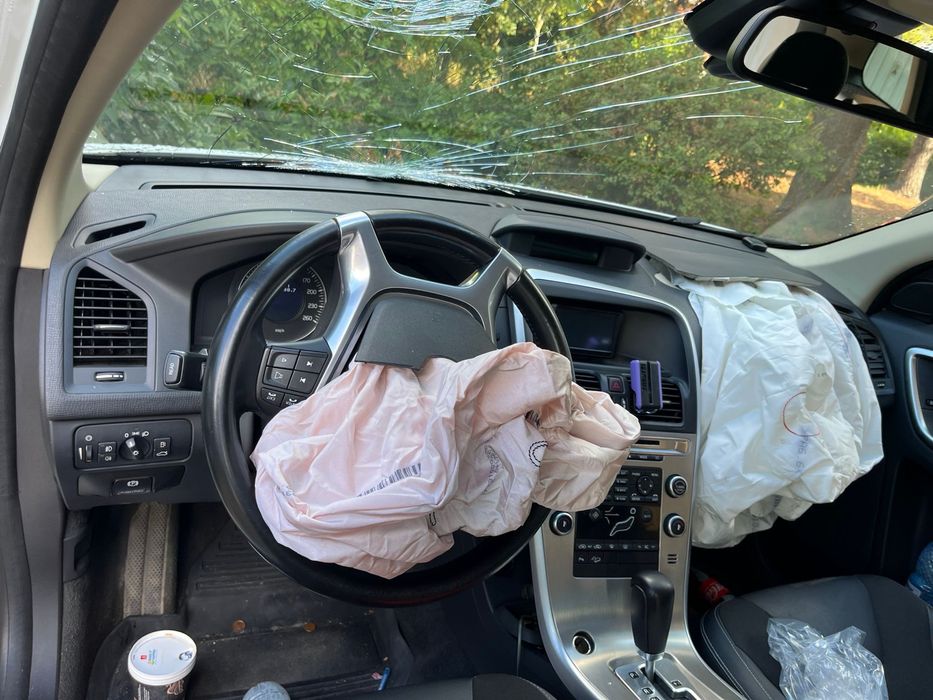 Volvo XC60 – 2010 – 2.4 D5 – Avarie față – Radiată Italia