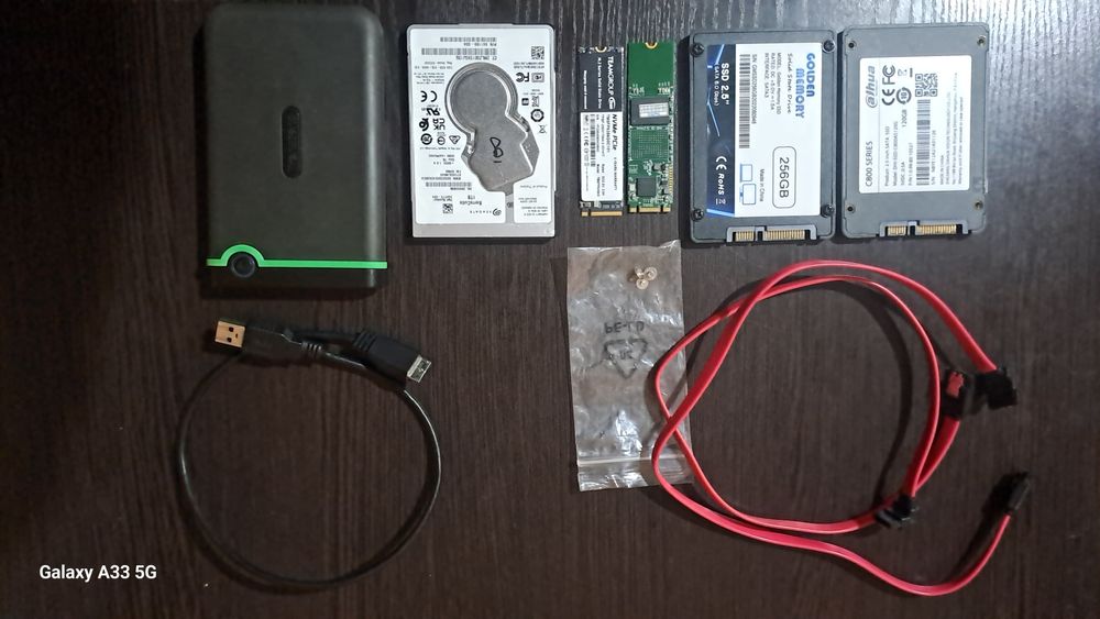 1 TB ikkita, m2 ikkita, SSD ikkita (256 GB va 120GB) Sotilasi