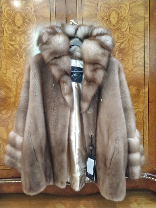 Новая шикарная норковая шубка с капюшоном и манжетами из куницы