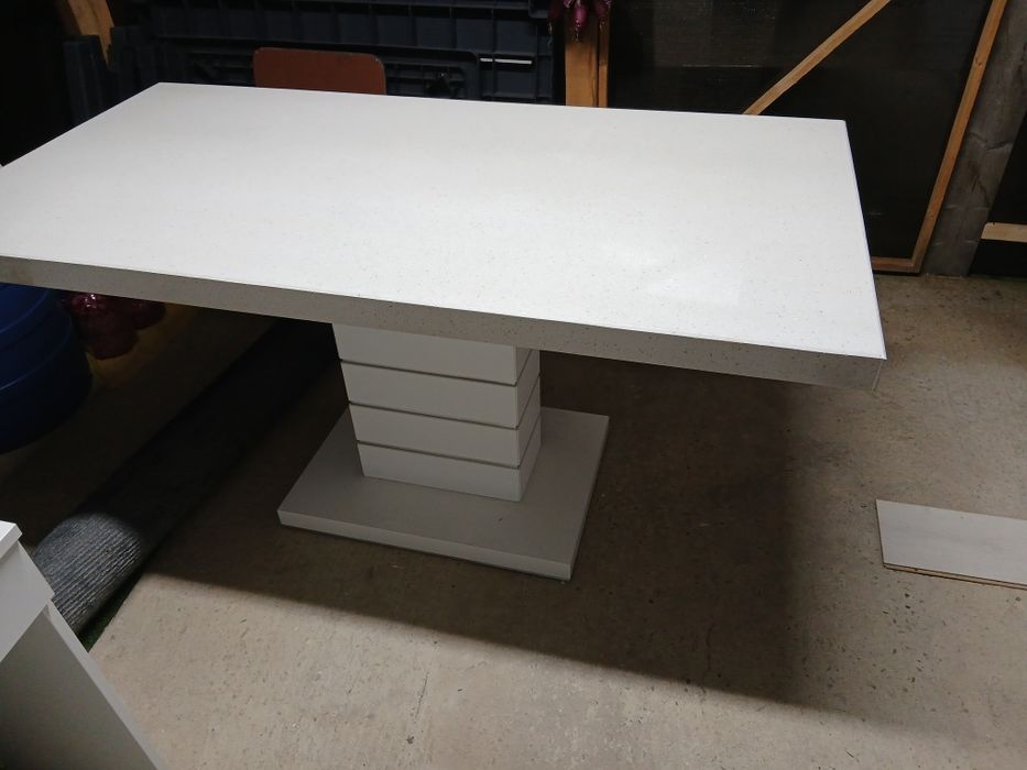 Masă  extensibila  cu blat de granit