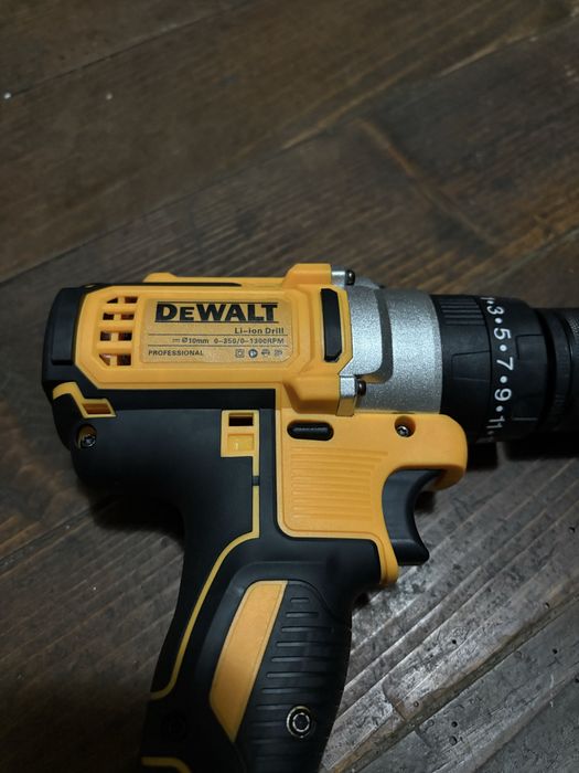 Акумулаторен ударен винтоверт DeWalt с две батерии