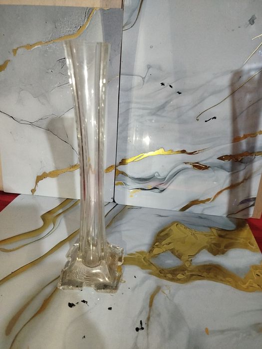 Sotiladi: 2 ta oq vaza (24 sm) va 1 ta ko‘k vaza (28 sm)