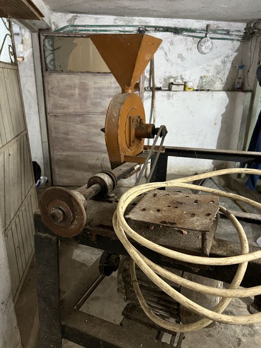 Moară cereale cu stativ solid si dispozitiv pentru polizor