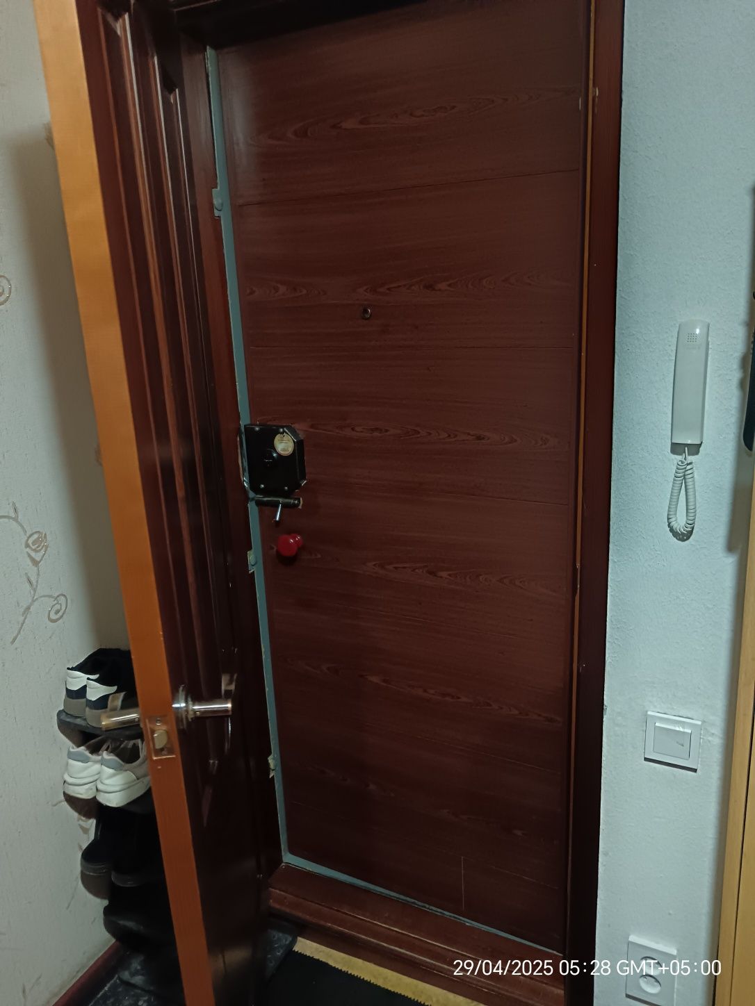 Продам дверь металлическую, обшитую, утеплённую, в хорошем состоянии,