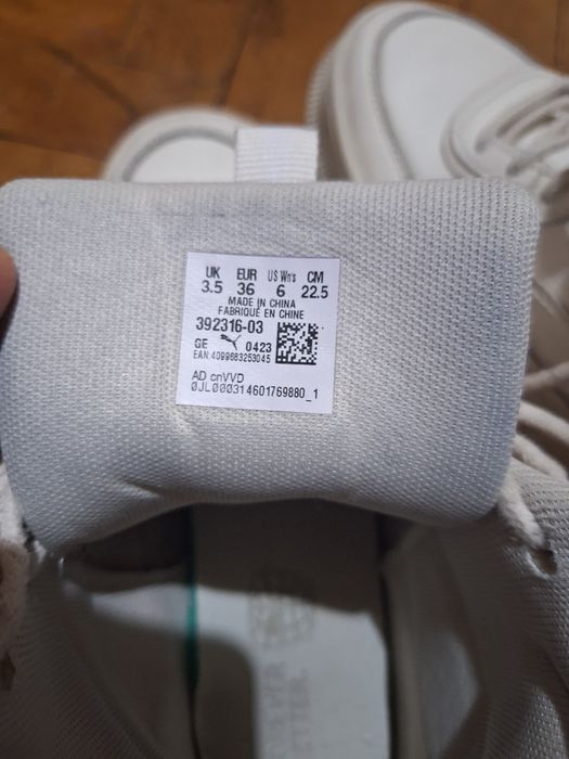 Носени са няколко пъти.ЦЕНА 90 ЛВ