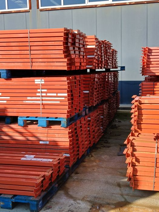 Avem rafturi metalice de vânzare