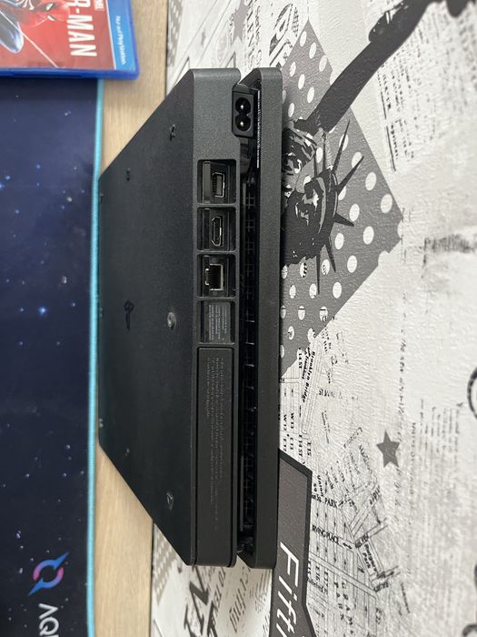 Ps4 slim 1TB 2 manete 4 jocuri