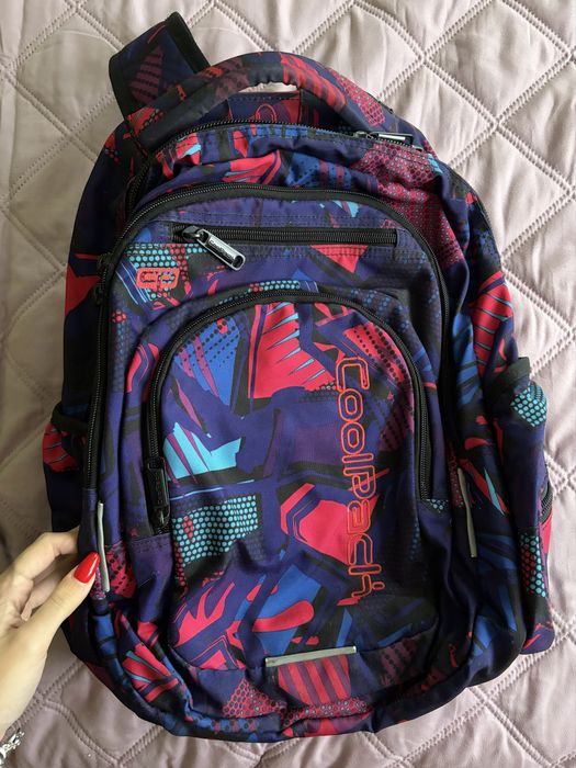 Чисто нова раница с твърд гръб