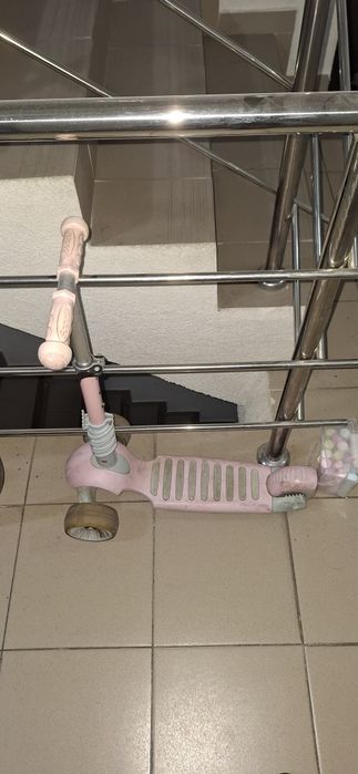 Trotineta cu 3 roti cu lumimi de fetite