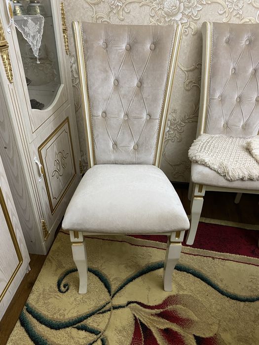 Stol stul sotiladi 12 tali