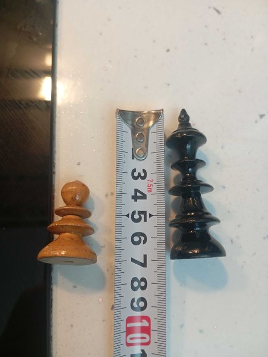 Шах с дървени фигури