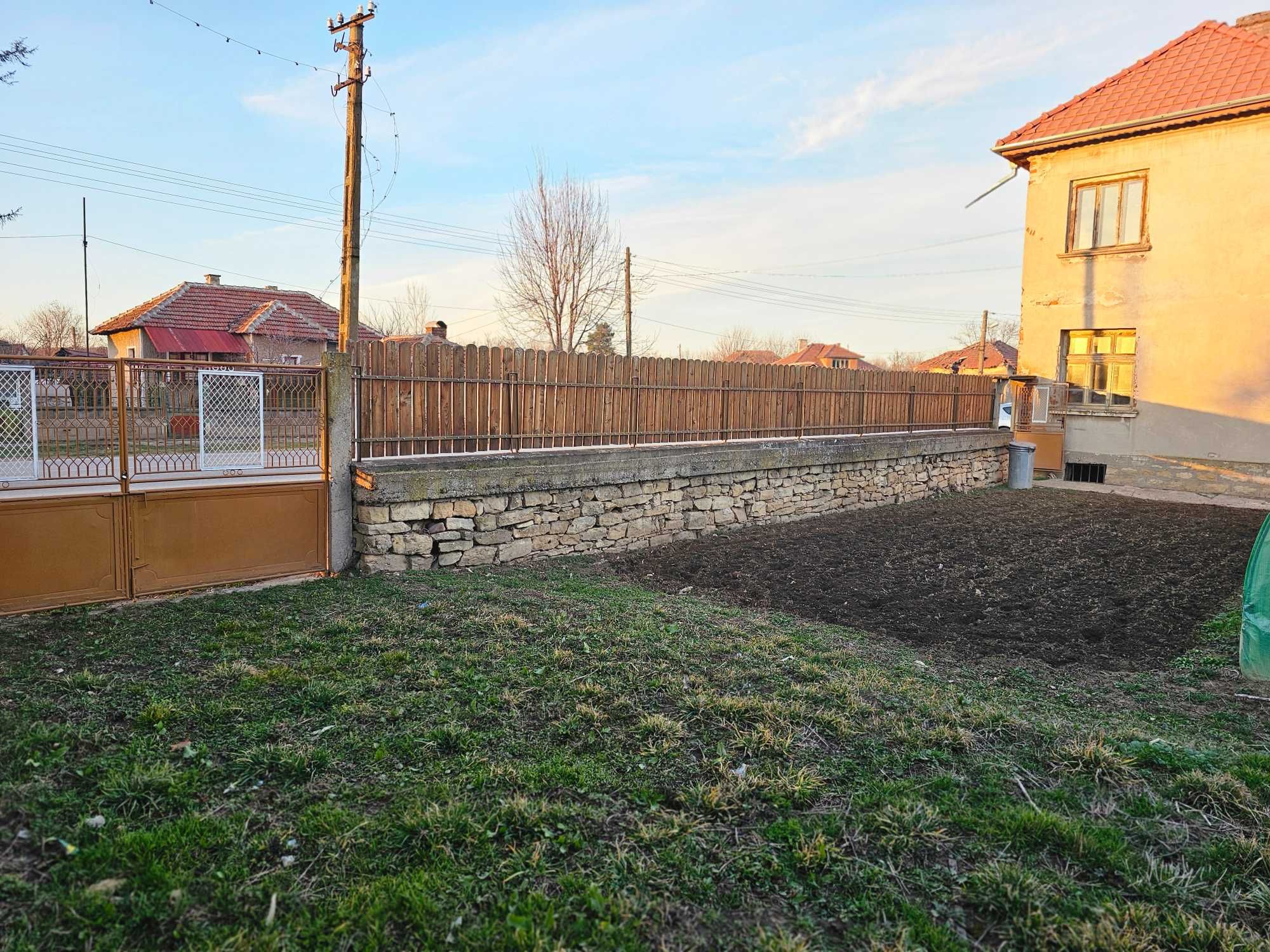 Продавам каща в село Лехчево област Монтана