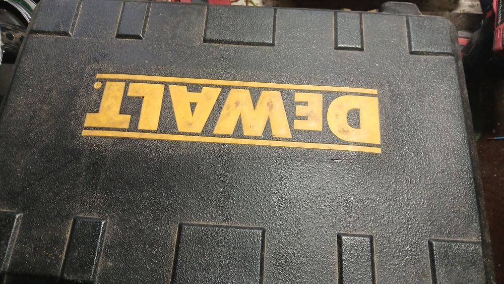 Polizor dewalt 18 volți cu 2 acumulatori litiu ion și incarcator