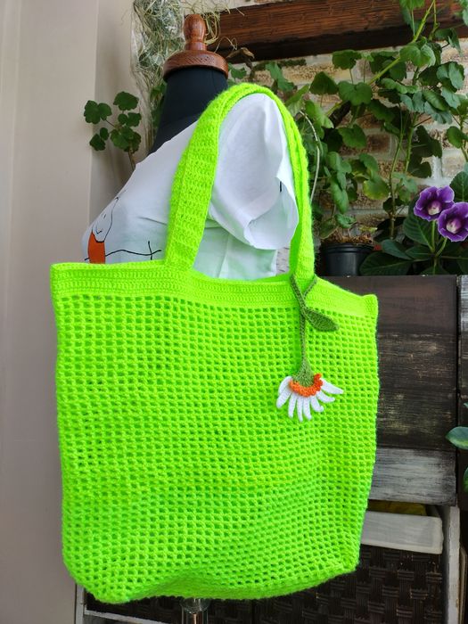 Неонова плетена чанта