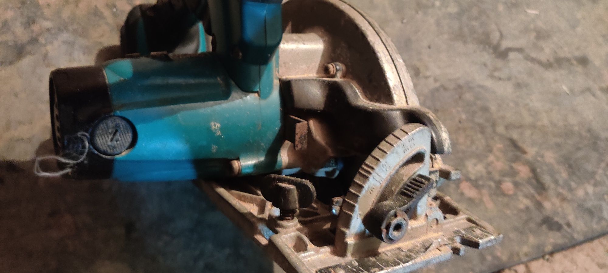 Vând  Circular Makita