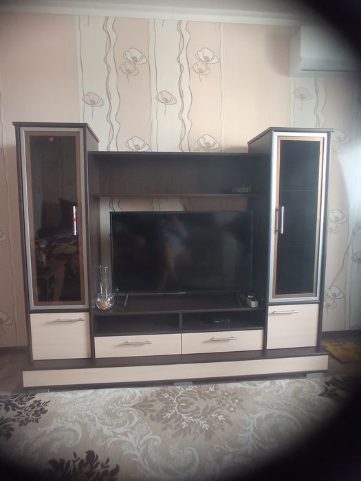 Горка со стеклянными дверцами и комод