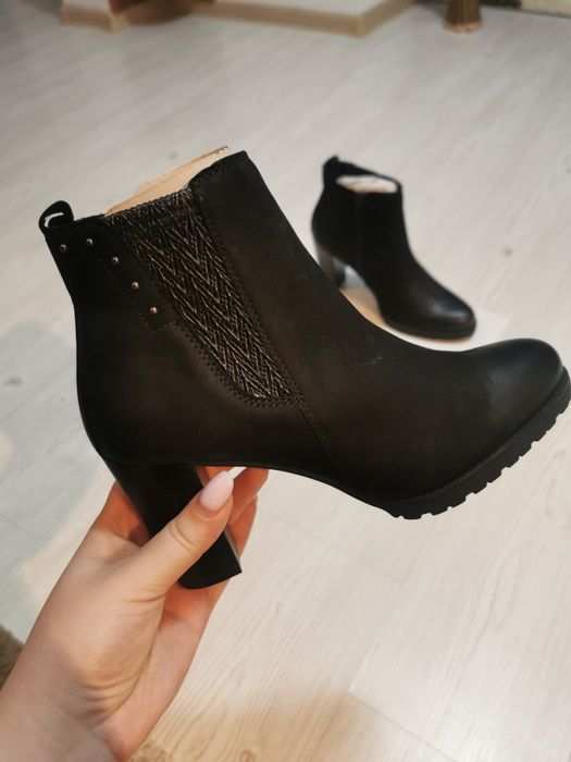 Botine noi din piele întoarsă, marca Benvenuti, marimea 37