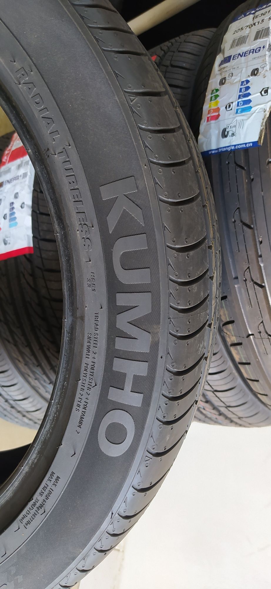 235/45R18. Kumho. HS51