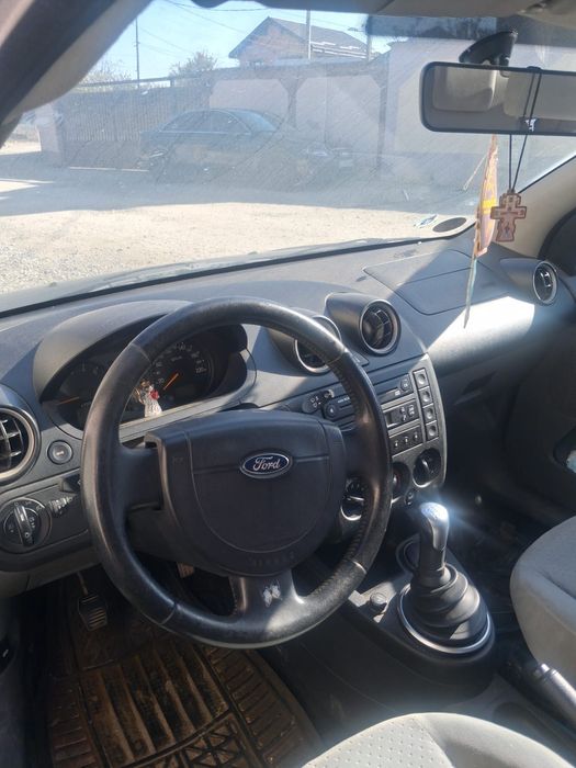 Vând Ford Fiestă