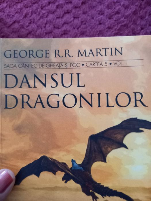 Volumele 1 și 2 ( Cartea a5a) din " Dansul Dragonilor" de R.R Martin
