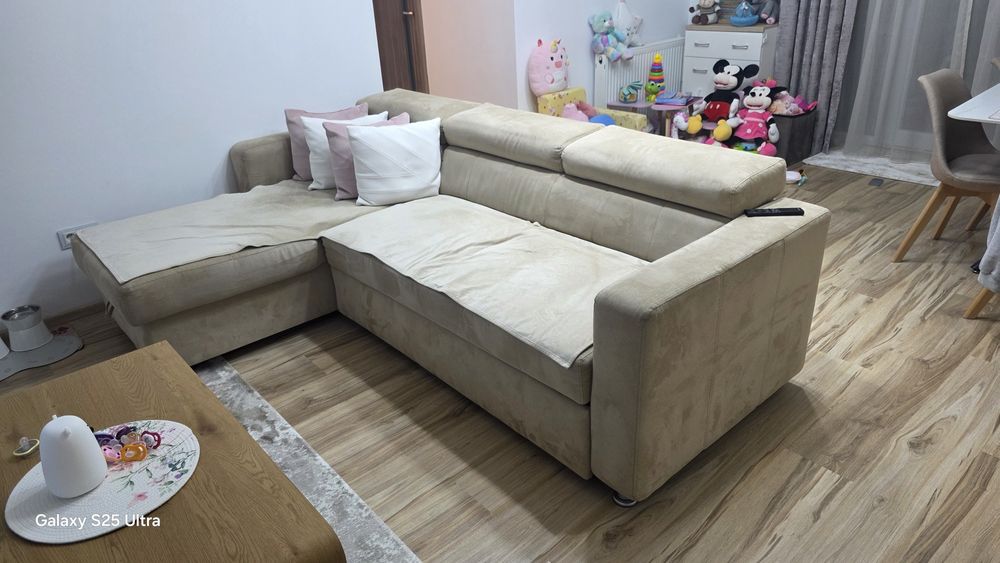 Colțar extensibil cu tetiere și ladă pentru depozitare