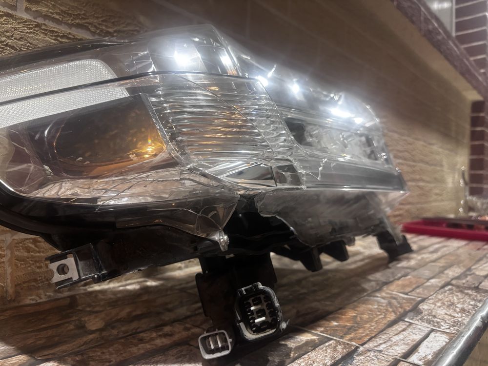 Правая фара от Toyota Land Cruiser200
