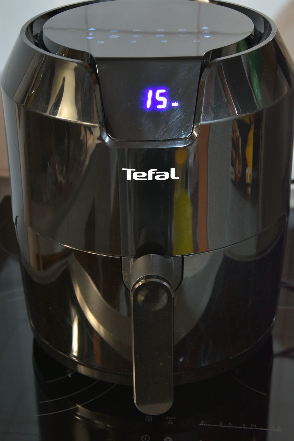 Продавам фритюрник с горещ въздух  еър фрайър TEFAL Easy Fry 4.2 L