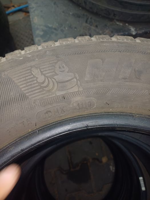 De vânzare 4 anvelope iarna Michelin 195 65 15 și semperit 215 65 16