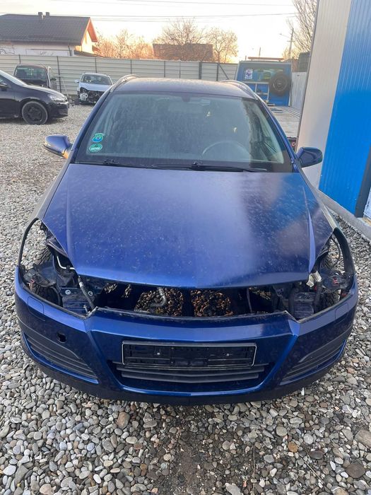 Usa, bara fata, capota Opel Astra H break 1.8 benzina