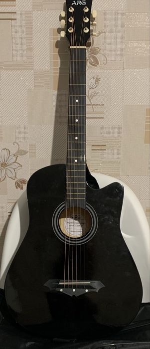 Продам гитару акустическую .Новая в чехле.С запасной струной и медиатр