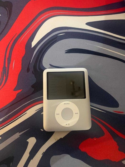 vand ipod generatia 3 + ipod socks