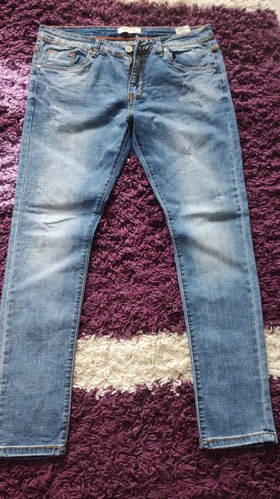 Blugi bărbați ca noi.