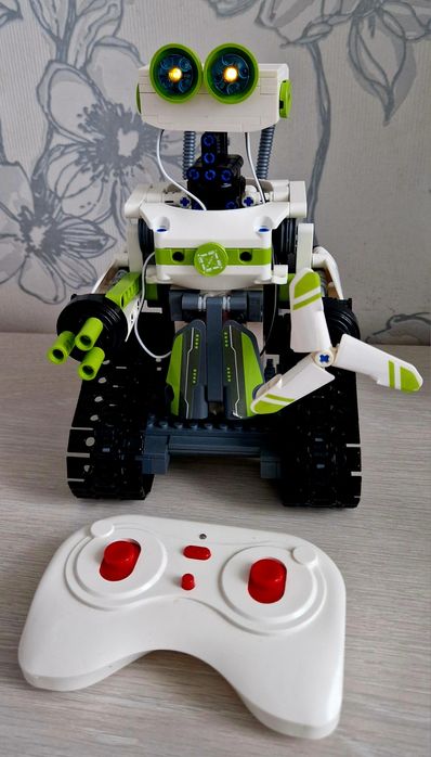 Cada bot programabil  +8 LEGO