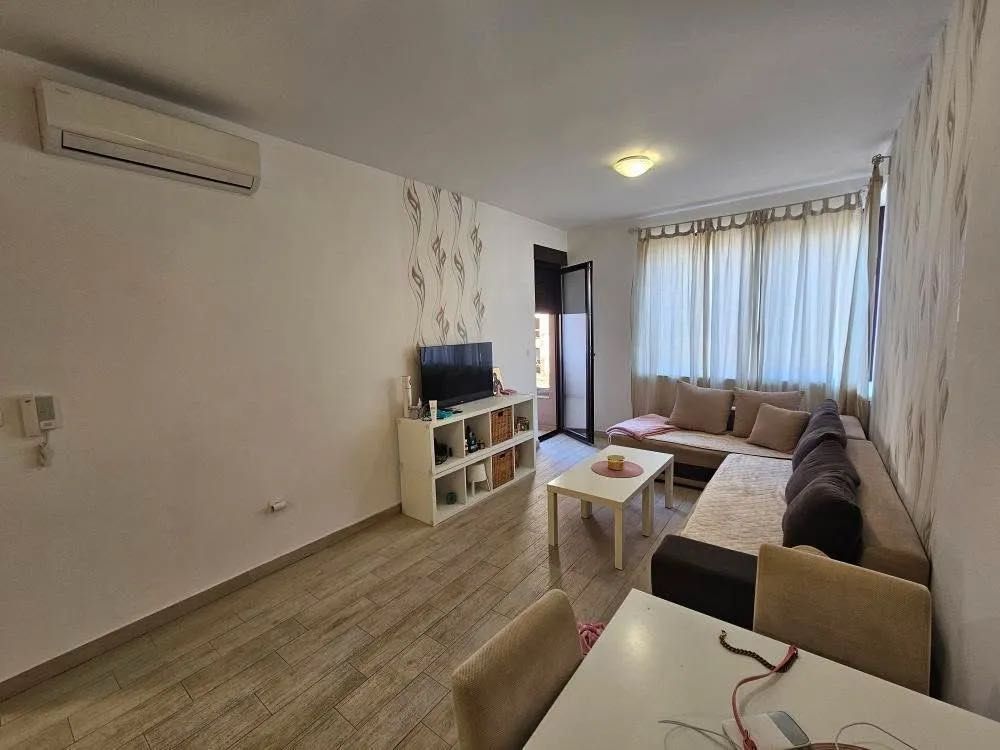 Продавам двустаен апартамент в кв. Дружба 2