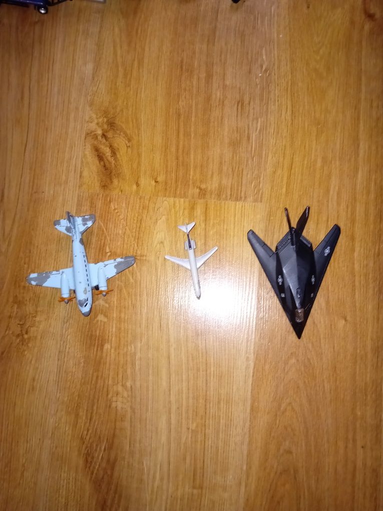 Se vând avioanele din emagini