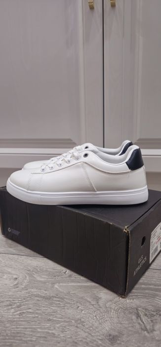 Продам белые кеды!