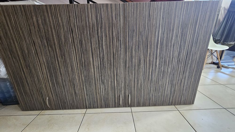 Mobilă din pal maro