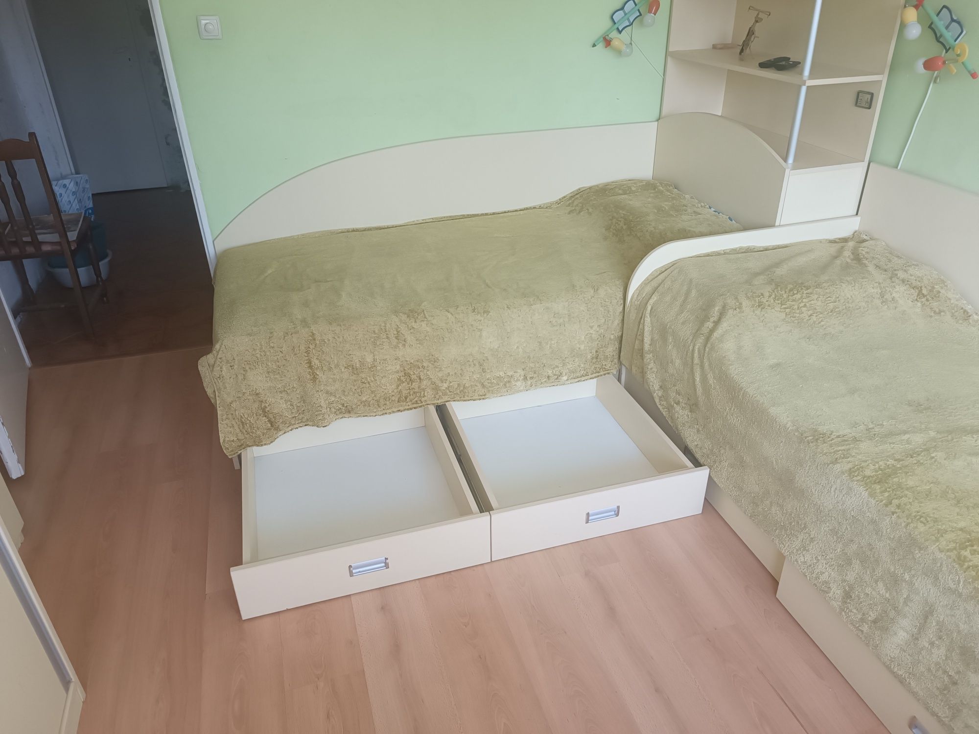 Продавам обзавеждане за детска стая