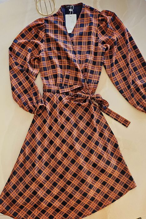 Рокля в тъмно синьо и оранж