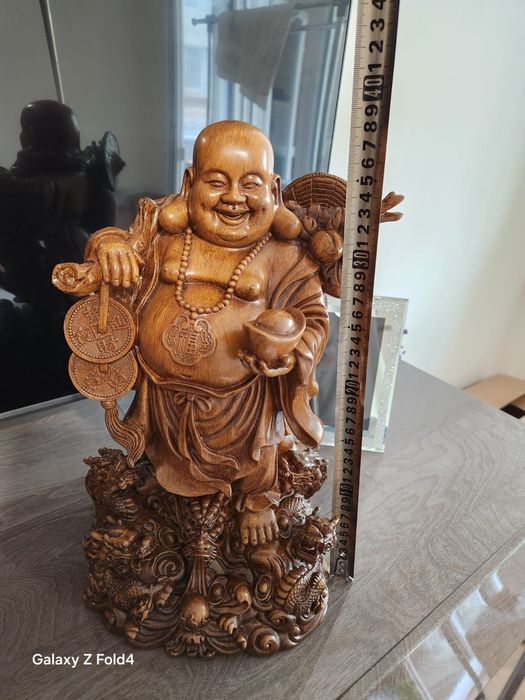 Statuie Buddha râzător sculptată manual, rășină, simbol al norocului