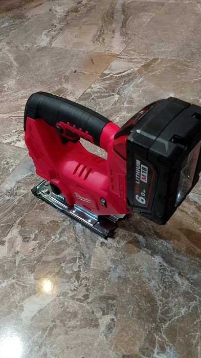 Fierăstrău pendular milwaukee cu baterie de 6A
