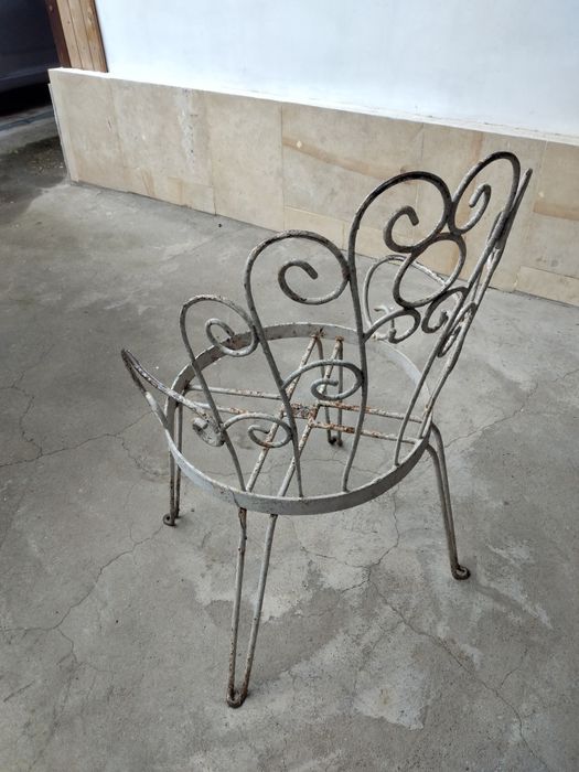 Стар метален стол