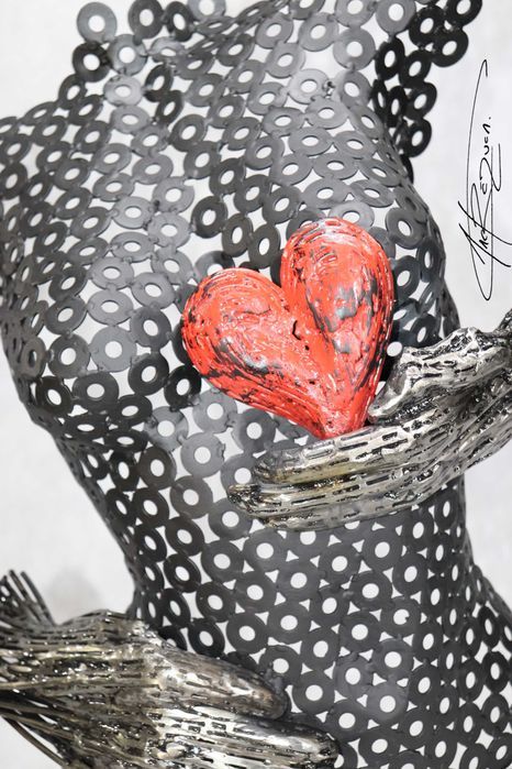 Sculptura bust cu maini si inima- saibe si fir de otel sudat.