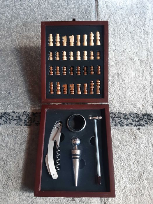 СЕТ - комплект за шах и вино (аксесоар)