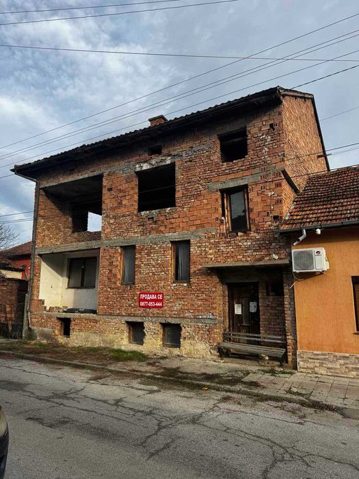 Продава триетажна Къща, град Луковит, област Ловеч, без комисионна.