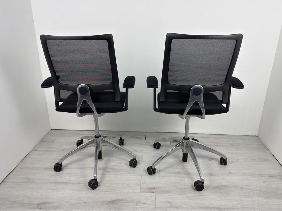 Столове за конферетна за с черна мрежеста облегалка за вашето удобство