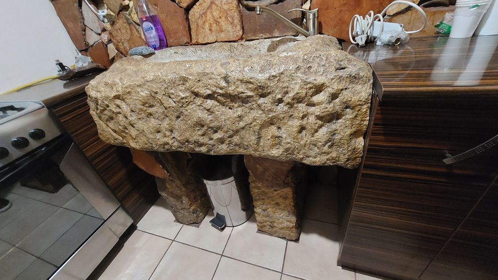 Lavoar masiv din piatra și decorațiuni vechi
